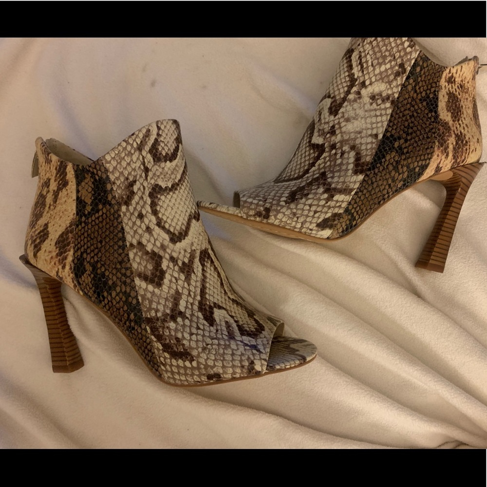 NWOT Vince Camuto bootie